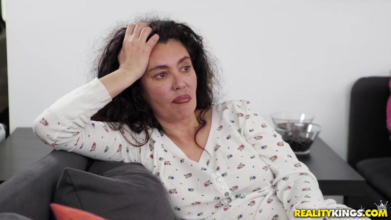 Mom doesn't notice that her slutty stepdaughter has sex